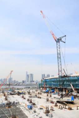 Gökyüzünün arka planında inşaat vinci. İnşaat alanı.