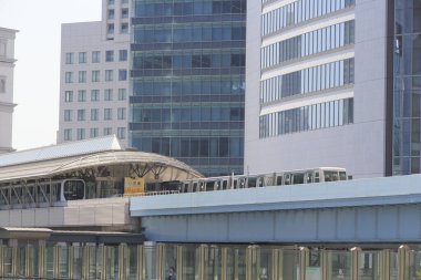 Şehrin iş bölgesinde tren ve gökdelenler 