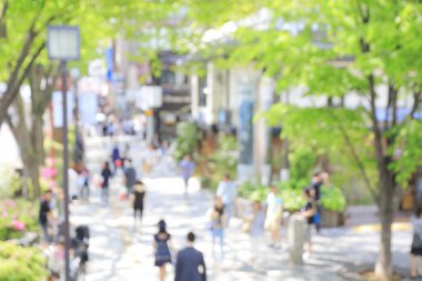 Asya şehrinde yürüyen insanların soyut geçmişi