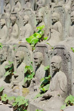 Meguro, Tokyo, Japonya 'daki tapınakta dini heykeller. 