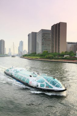 Nehir ve teknenin üzerindeki şehir manzarası