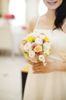 Gelin elinde çiçek buketi