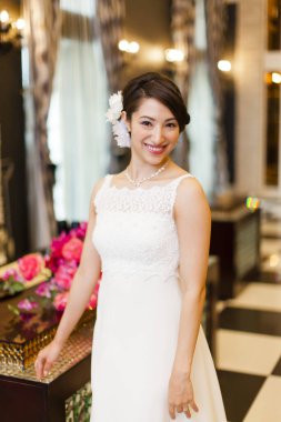 Törenden önce gelinlik giymiş güzel bir gelinin portresi.