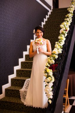 Törenden önce gelinlik giymiş güzel bir gelinin portresi.