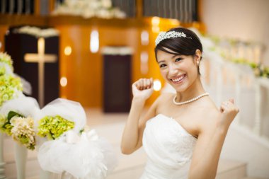 Güzel mutlu gelin portresi. Gelinlik içinde.