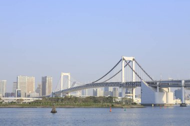 Gökkuşağı Köprüsü, Tokyo 'nun kuzeyinde Shibaura Rıhtımı ile Japonya' nın Minato kentindeki Odaiba rıhtımı arasında bir asma köprü.