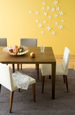 Ahşap masa ve sandalyelerin olduğu modern yemek odası.