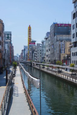 Parlak ışık, Japon metropoliten ortamının katıksız ve yüksek teknoloji tasarımını vurguluyor..