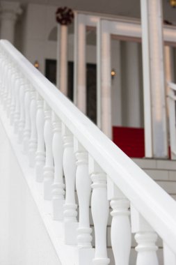 Modern bir binada beyaz korkuluklara ve merdivenlere yakın çekim