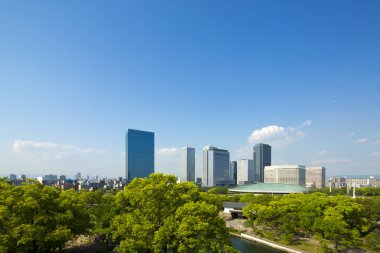 Osaka, Japonya şehir manzarası bahar Kalesi ve iş parkta.