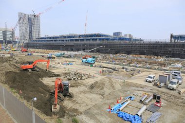 Şehrin arka planında inşaat vinçleri var. İnşaat alanı.