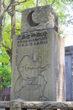 Japon şehrindeki eski taş tapınak. 