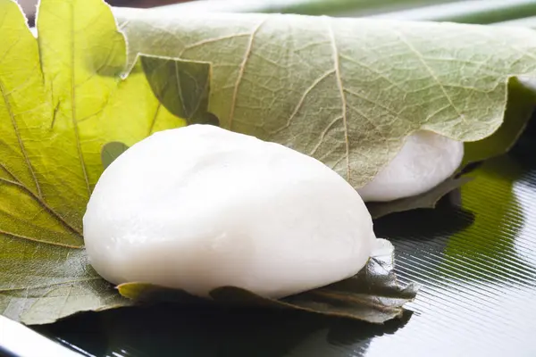 Sakura Mochi Pasticceria Tradizionale Giapponese Avvolta Con Foglie Salate — Foto Stock