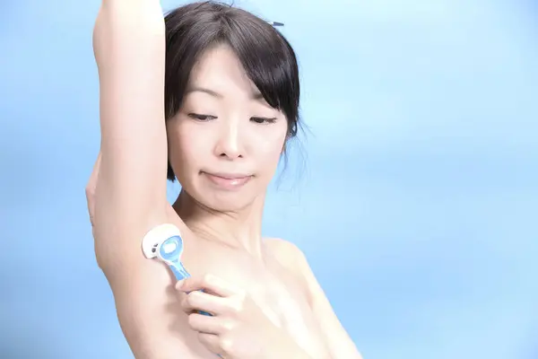 Closeup Asian Female Shaving Armpits Removing Underarms Hair Safety Razor — Stock Photo, Image