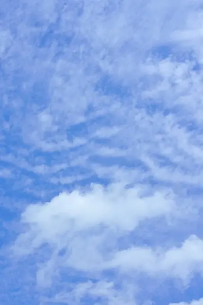 青い空の美しい白い雲 — ストック写真