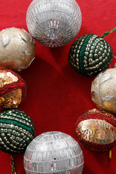 Bolas Navidad Sobre Fondo Rojo Decoraciones Navidad — Foto de Stock