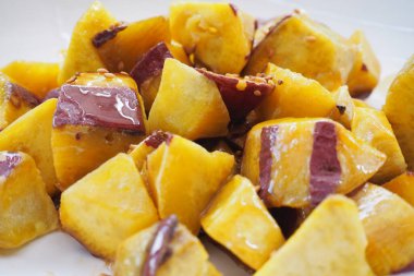 Kavrulmuş tatlı patates parçaları tabakta.