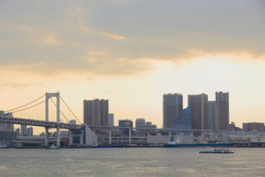 Gün batımında köprü ile Tokyo şehrinin ufuk çizgisi                 