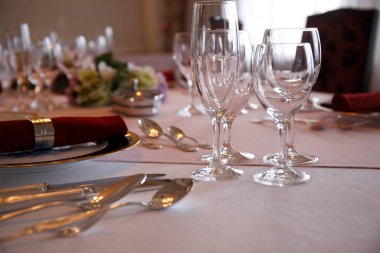 Düğün için hazırlanmış bir masa ya da başka bir akşam yemeği..