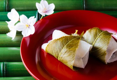 Sakura Mochi, Japon geleneksel şekerleme. Tuzlu yapraklarla sarılmış.