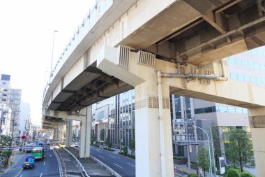 Şehir caddesinin üstündeki yüksek otoyol manzarası