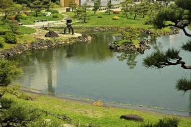 Japonya 'da göleti olan güzel bir manzara