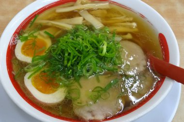 Japon çorbasını erişteyle kapat.