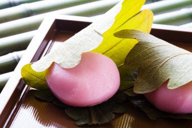 Sakura Mochi, Japon geleneksel şekerleme. Tuzlu yapraklarla sarılmış.