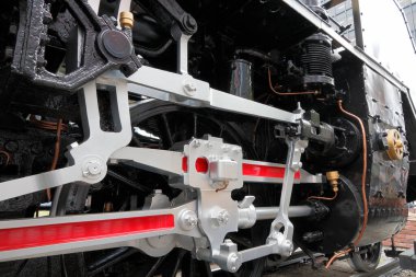 Demiryolu hattındaki buharlı lokomotife yakın çekim 