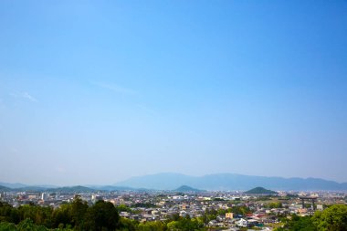 Japonya 'daki güzel şehir manzarası ve ufuktaki dağlar  