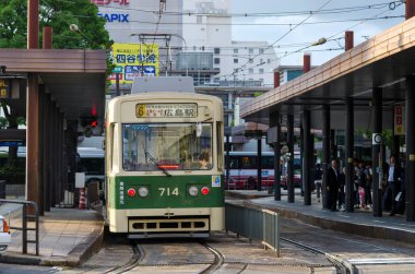 Japon şehrindeki tren istasyonu manzarası
