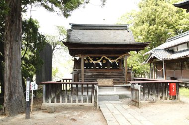 Eski bir Japon tapınağının çevresinde etkileyici bir manzara.