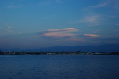 Deniz kıyısında güzel gün batımı gökyüzü