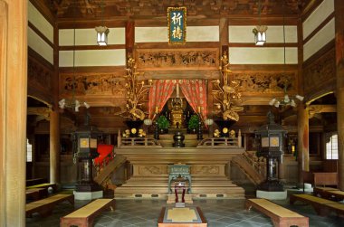 Eski bir Japon türbesinin büyüleyici bir fotoğrafı.