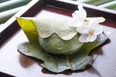 Sakura Mochi, Japon geleneksel şekerleme. Tuzlu yapraklarla sarılmış.