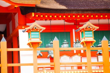 Japonya, Nara 'daki Kasuga Taisha Tapınağı' nın güzel mimarisi. 