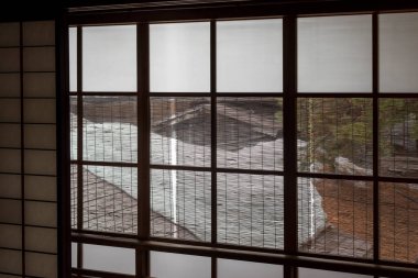 Japon geleneksel evinin güzel, rahat iç mekanı.              