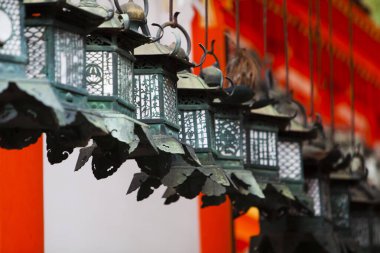 Geleneksel Japon fenerlerini canlı kırmızı arka plana asmak