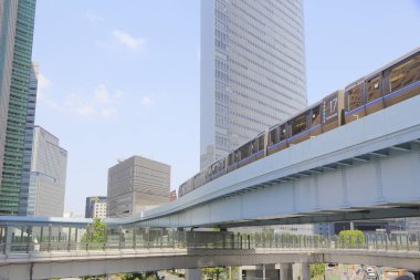 Şehrin iş bölgesinde tren ve gökdelenler 