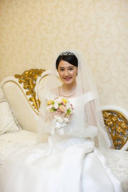 Beyaz elbiseli güzel Asyalı gelin