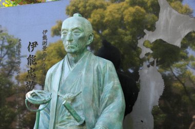 Parktaki tarihi heykel manzarası