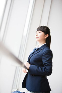 Üniformalı Asyalı bir kızın portresi. 