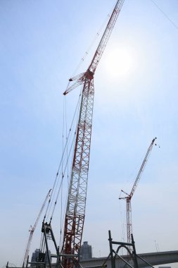 Gökyüzünün arka planında inşaat vinci. İnşaat alanı.