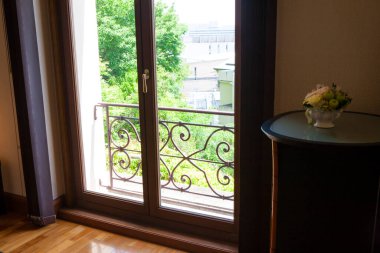 Modern bir apartmanın içinde.