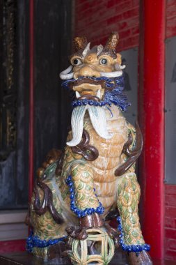 Asyalı ejderha heykeli biçimindeki eski muhafız Japon kökenli birini onurlandırıyor. 