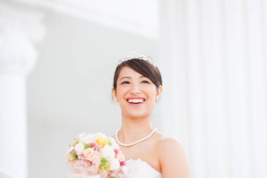 Gelinlik içinde buketli güzel Japon gelin.