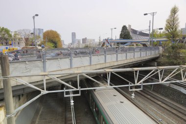 Şehirdeki tren istasyonunun manzarası 