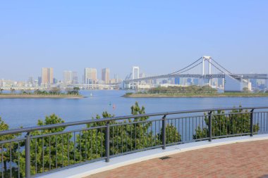 Gökkuşağı Köprüsü, Tokyo 'nun kuzeyinde Shibaura Rıhtımı ile Japonya' nın Minato kentindeki Odaiba rıhtımı arasında bir asma köprü.