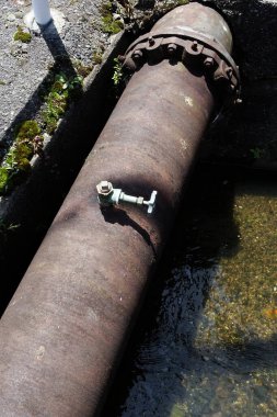 Sokaktaki eski paslı boruyu kapat. 