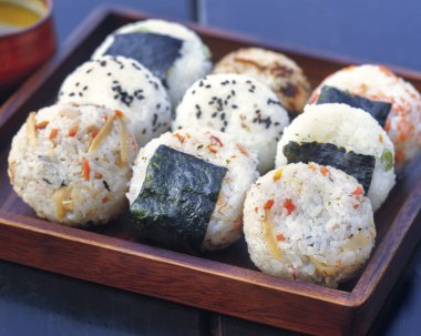 Suşi ahşap tabakta, manzarayı kapat.